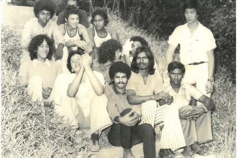 Jeunes accueillis à La Ruche et leur éducateur