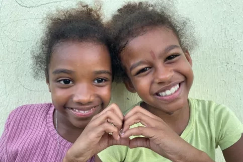 Deux jeunes filles de l'unité des fratries