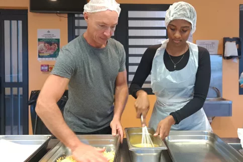 Patrice.G diététicien et Sarah jeune de la Touline lors d'un atelier cuisine