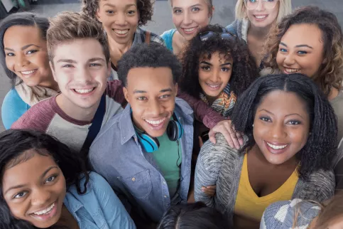 Groupe de jeunes adultes