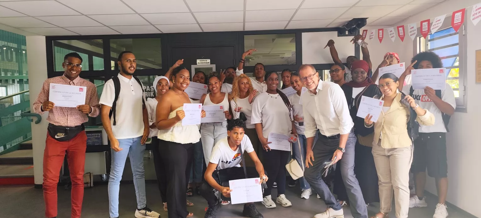 Jeunes récompensés pendant la cérémonie de la réussite