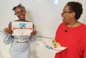 Jeune accompagnée par le dispositif Pro'pulse Prépa-apprentissage et son certificat de la réussite