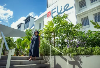 Jeune Skoliste face au campus Elie