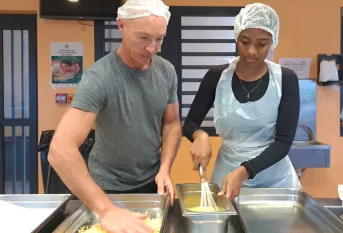 Patrice.G diététicien et Sarah jeune de la Touline lors d'un atelier cuisine