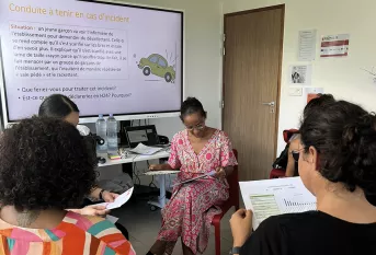 Des professionnels du lycée professionnel Saint-François-Xavier travaillent sur un cas pratique