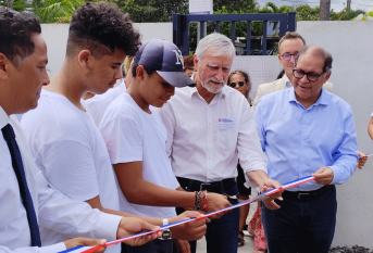 Les jeunes de la Villa A.D.O. et les officiels coupent le ruban