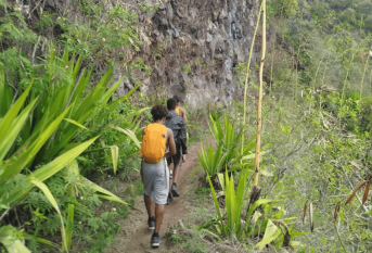 Jeunes randonneurs sur un sentier de Mafate