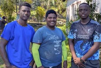 Samuel, Yvan et Camille devant le site historique de Nyumbadjou
