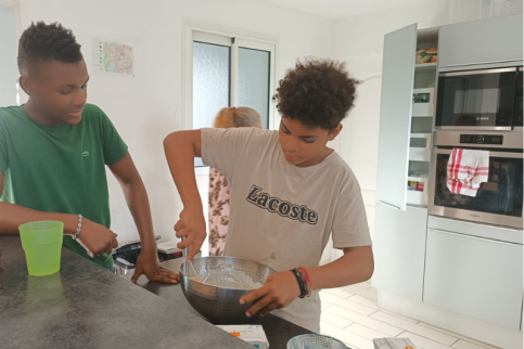 Les jeunes de la villa A.D.O. préparent le repas