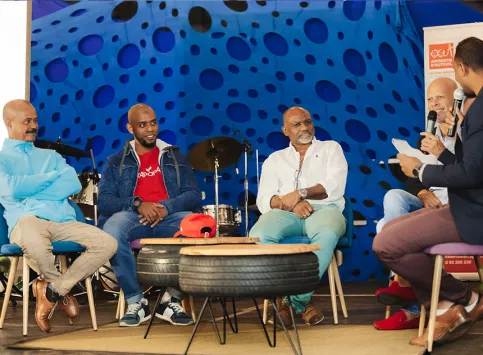 Plateau d'invités qui témoignent sur leur parcours au lycée