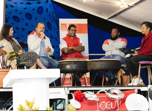 Plateau d'invités qui témoignent de leur expérience et accompagnement de jeunes au lycée
