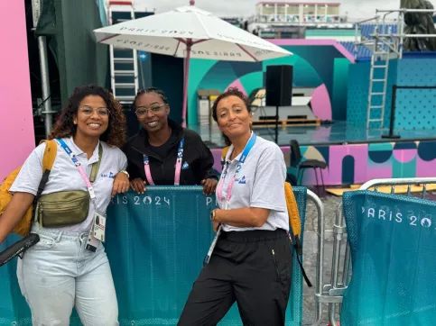 Elna et deux accompagnatrices