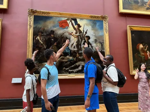 Les jeunes devant la toile d’Eugène Delacroix