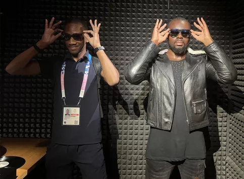 Izayas et la statue de cire de Gims au musée Grévin