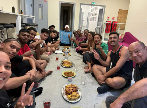 Les jeunes et accompagnateurs autour d'un repas