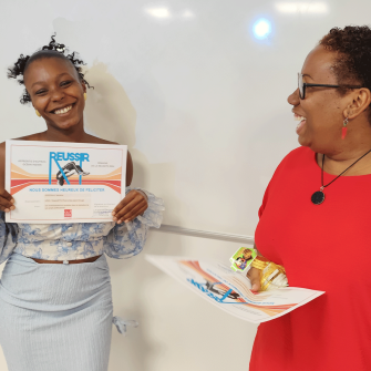 Jeune accompagnée par le dispositif Pro'pulse Prépa-apprentissage et son certificat de la réussite