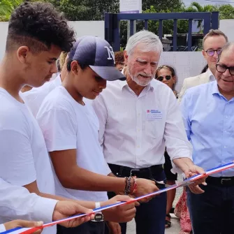 Les jeunes de la Villa A.D.O. et les officiels coupent le ruban