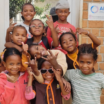 Groupe d'enfants souriants