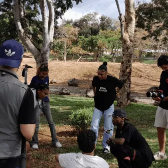 Des jeunes en coulisses du tournage