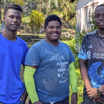 Samuel, Yvan et Camille devant le site historique de Nyumbadjou