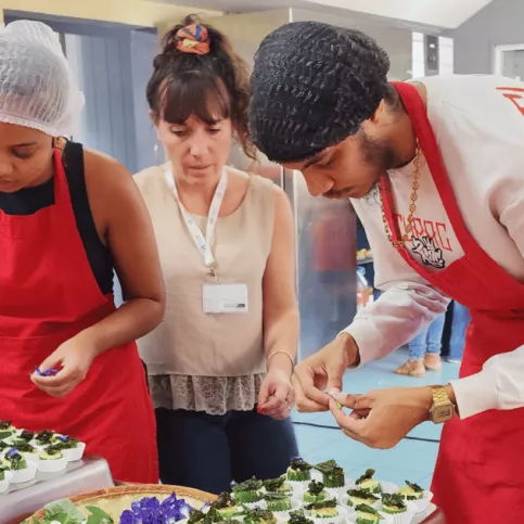 Aux côtés des professionnels et partenaires, les jeunes ont relevé avec succès le défi culinaire final